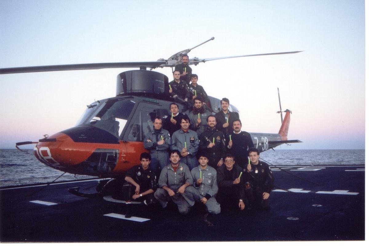 Auguri di "Buona Natale" da parte del Servizio Volo al completo, anno di bordo 1987