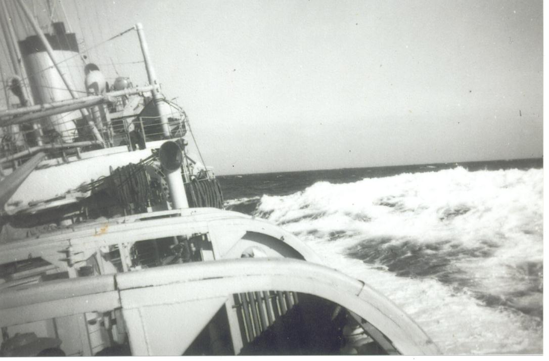 Nave Proteo in navigazione nel mediterraneo con mare di traverso in missione di "Guardia pesca"  (anni 60)